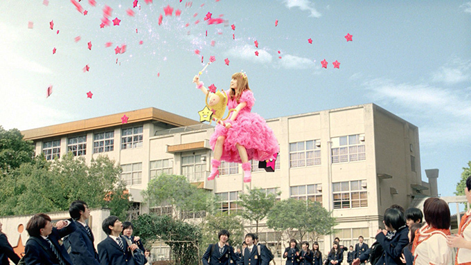 【動画】きゃりーが空を飛ぶ！ピンクの魔法使いになってau新CMに登場｜写真3