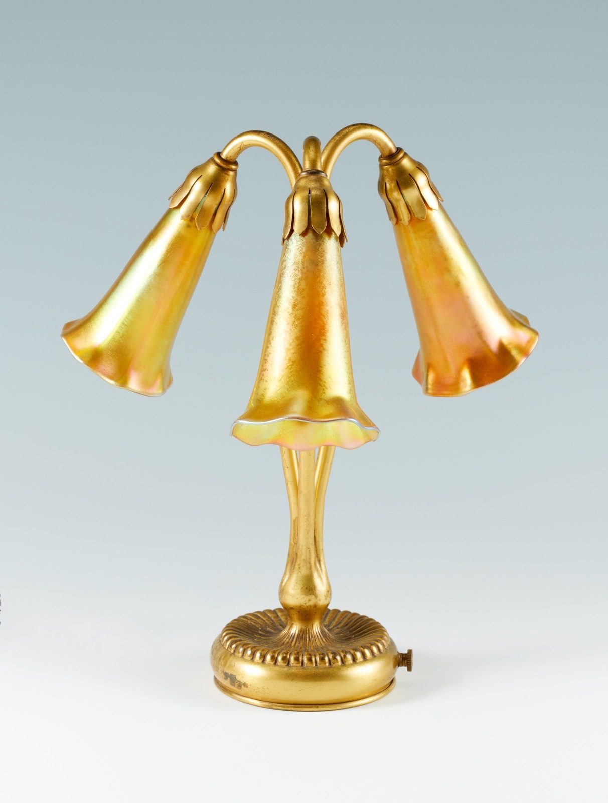 ティファニー・スタジオ 《三輪のリリィの金色ランプ》 1901-25年頃
Photo © Brain Trust Inc.