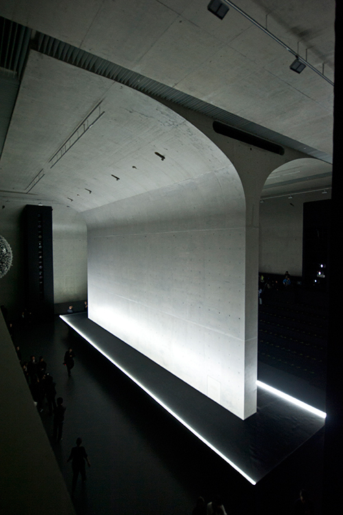 ディオール オムが上海 再注目の美術館でショー - 壁一面に “スズラン”を映し出す｜写真16