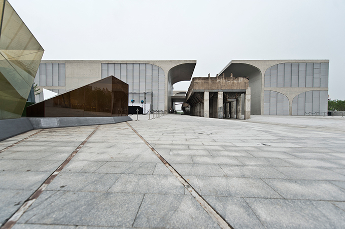 ディオール オムが上海 再注目の美術館でショー - 壁一面に “スズラン”を映し出す｜写真18