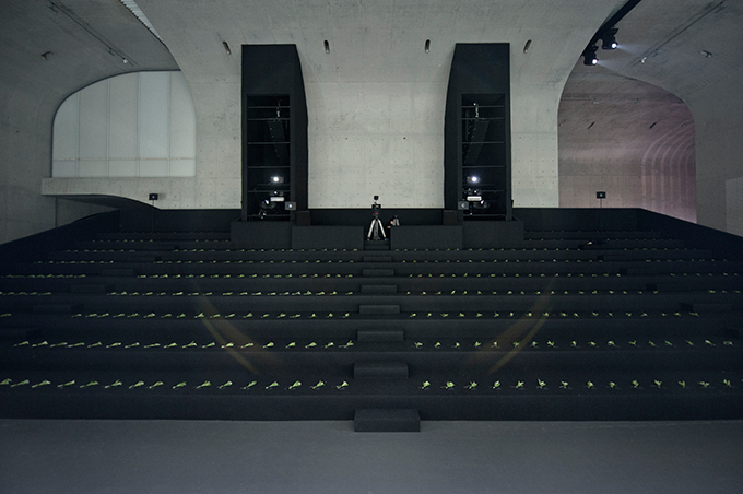 ディオール オムが上海 再注目の美術館でショー - 壁一面に “スズラン”を映し出す｜写真20