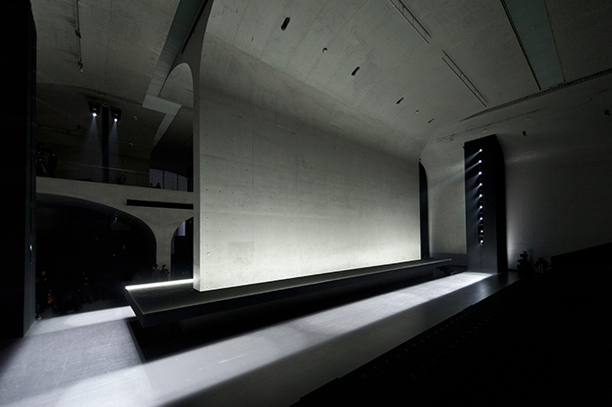ディオール オムが上海 再注目の美術館でショー - 壁一面に “スズラン”を映し出す｜写真21