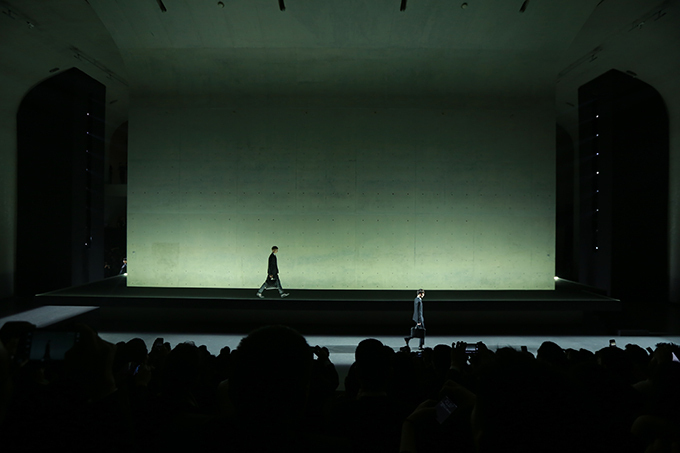 ディオール オムが上海 再注目の美術館でショー - 壁一面に “スズラン”を映し出す｜写真23