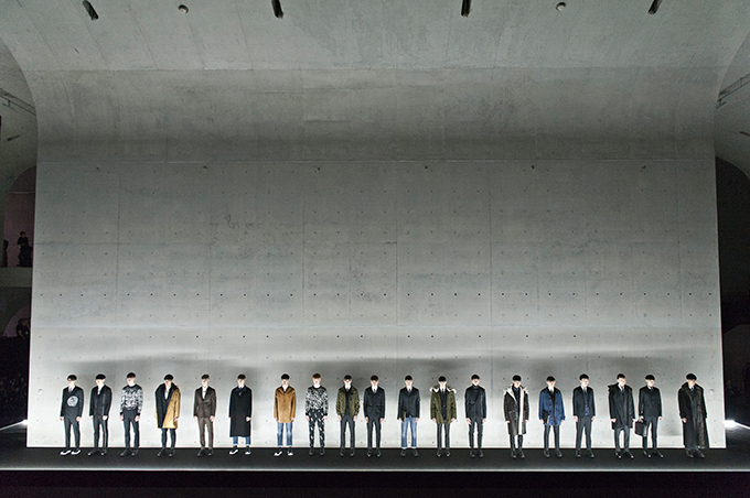 ディオール オムが上海 再注目の美術館でショー - 壁一面に “スズラン”を映し出す｜写真25