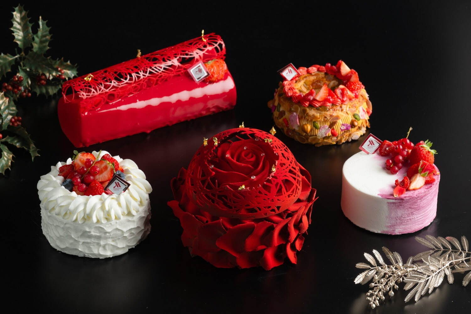東京マリオットホテルのクリスマスケーキ2023、深紅のバラの花びらを模したチョコレートのケーキなど｜写真1