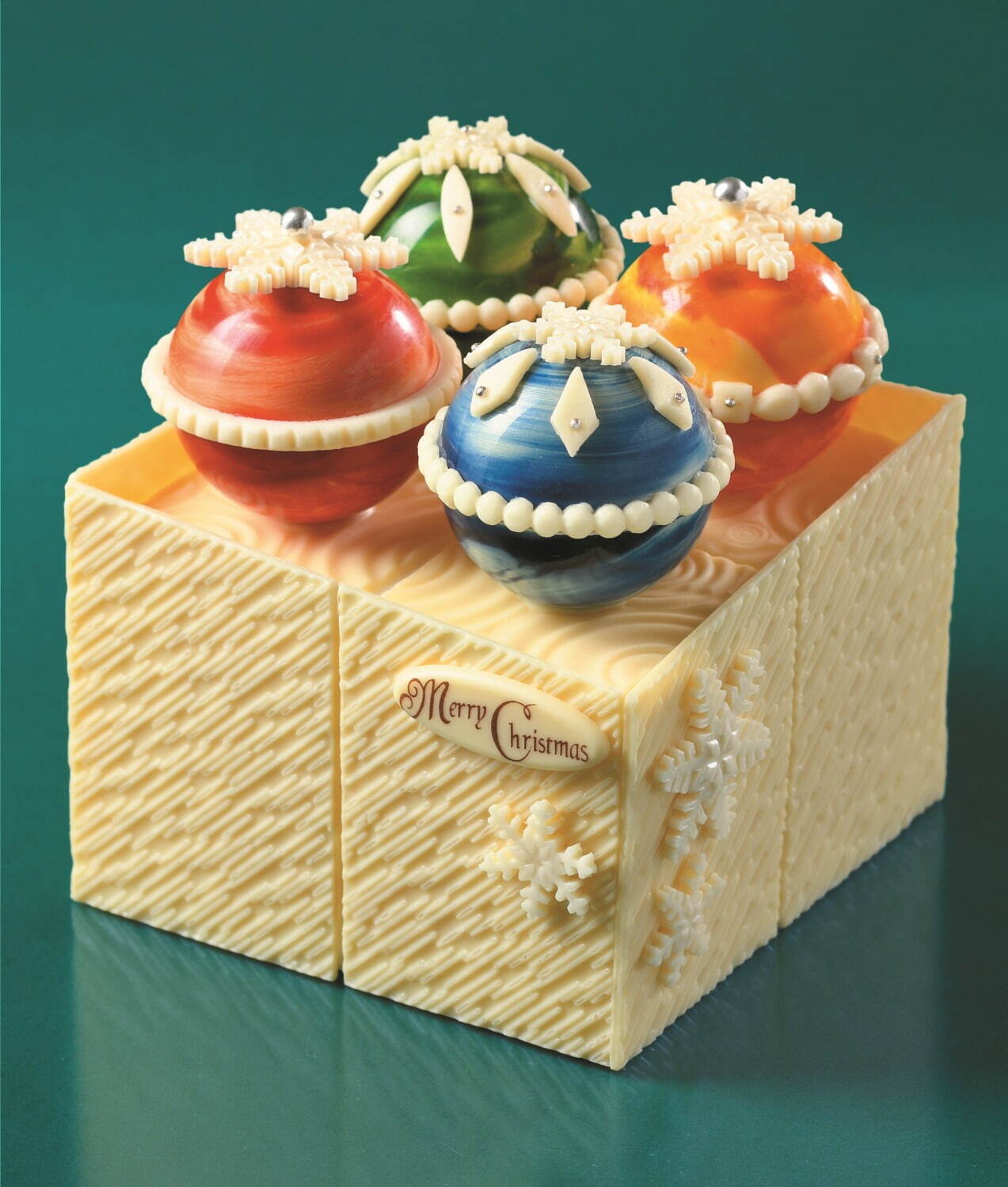 ＜京王百貨店＞2023年クリスマスケーキ、オーナメントのプティガトーを乗せたボックス型ケーキ