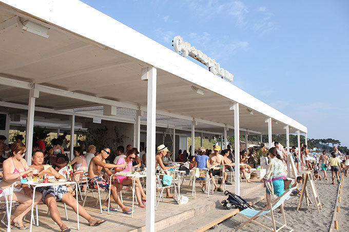 ビーチハウス「カフェ ド ロペ ラ メール」葉山・一色海岸にオープン - ヨガ教室やワークショップも｜写真2