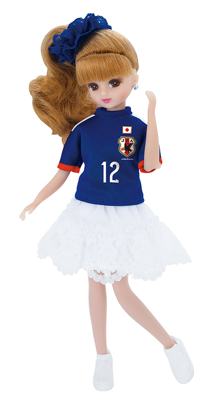 リカちゃんがサッカー日本代表サポーターに！ユニフォームを着た人形が個数限定で発売｜写真1