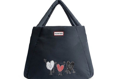 ハンター“ポップなハート”プリントの新作バッグ、柔らかな手触りのパファートート＆バッグパック