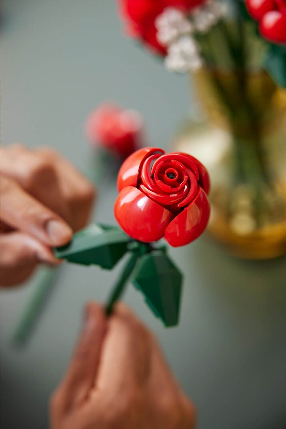 “バラのブーケ”の大人レゴ、満開・五分咲き・蕾の赤いバラ12本＆カスミソウ4本をセットに｜写真3