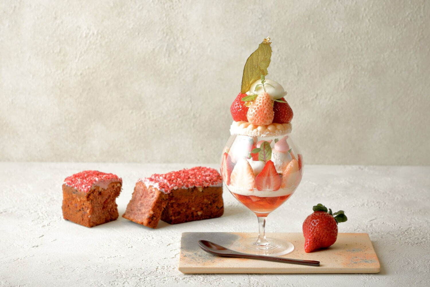The Art of Strawberry 12,000円
 (アマン京都オリジナルオーガニックコーヒー、紅茶またはハーブティー、苺のパウンドケーキの土産付き)
