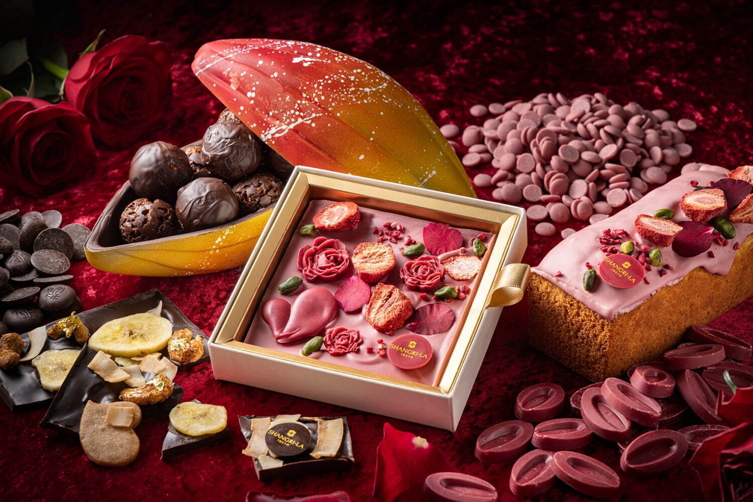シャングリ・ラ 東京24年バレンタイン、トロピカルカラーの“食べられるカカオポッド”2種のチョコ入り｜写真1