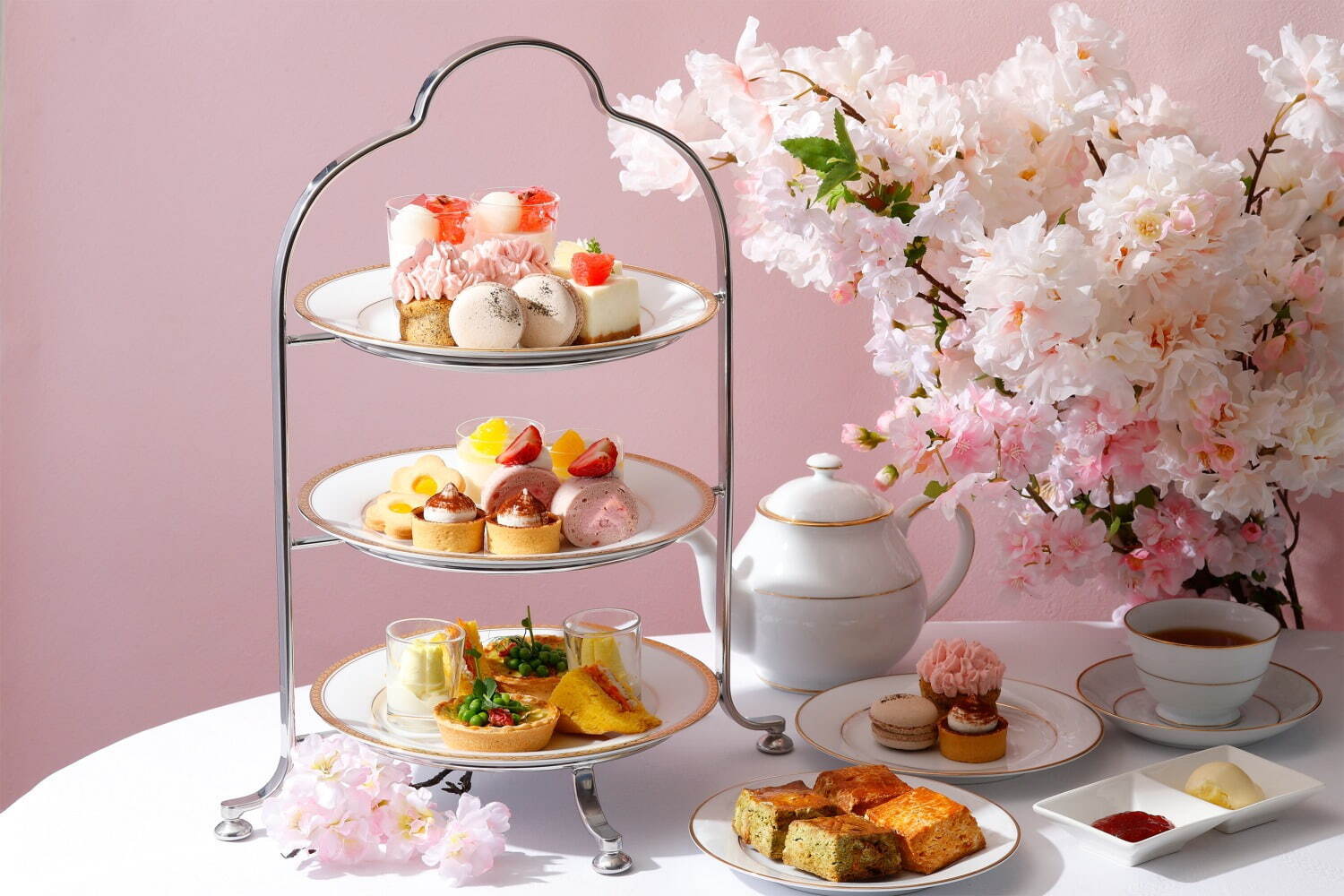 ホテルニューグランド「桜アフタヌーンティー」さくら×紅茶のカップケーキやミニパフェなど春スイーツ