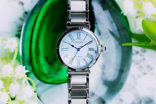 シチズン エル“幸せを運ぶ”スズラン着想の腕時計、大人可愛く＆上品に使えるジュエリーのような1本