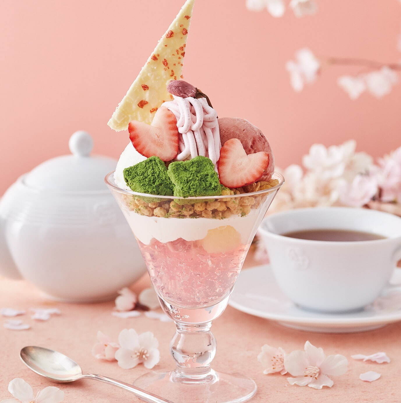 「桜とクリームチーズのパフェ」1,680円(紅茶付き)