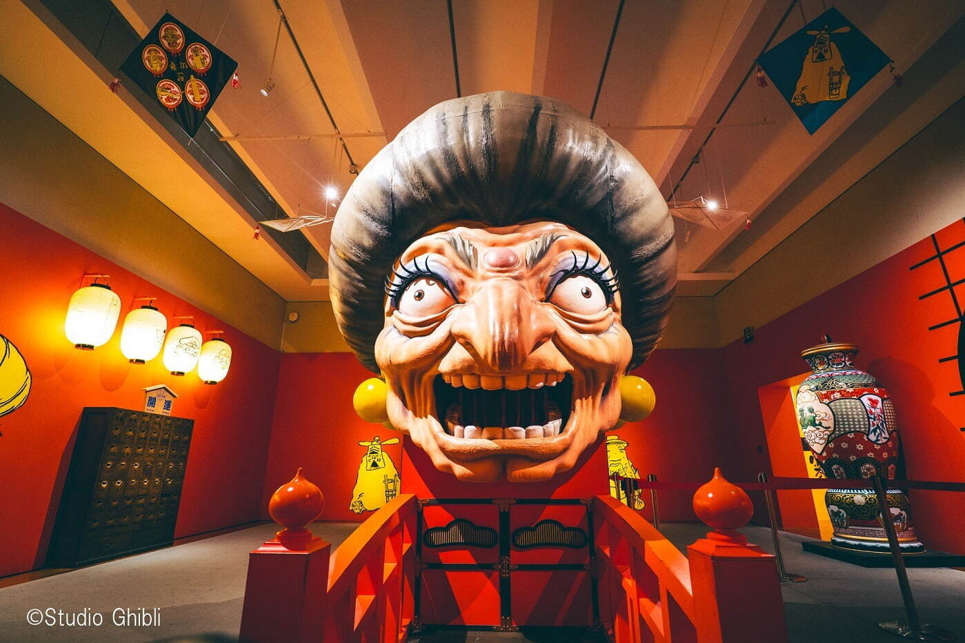 「鈴木敏夫とジブリ展」横須賀美術館で、約3mの湯婆婆立体展示＆カオナシが佇む8,800冊の巨大本棚｜写真4