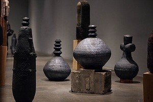 シアスター・ゲイツの日本初個展が森美術館で - “アフロ民藝”を軸に代表作や新作を紹介