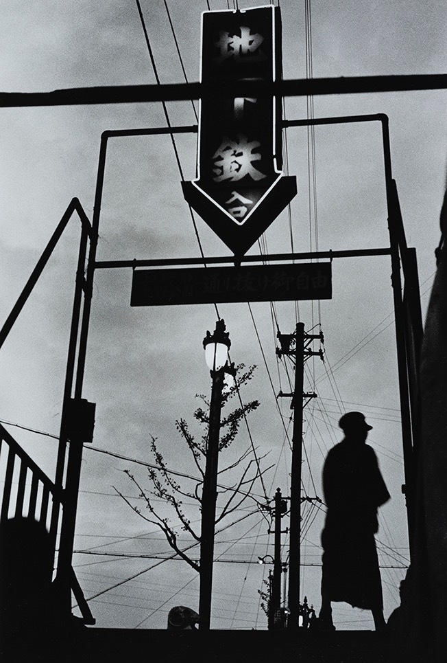 桑原甲子雄 《(地下鉄入口)》 1930-39年
ゼラチン・シルバー・プリント 東京都写真美術館蔵