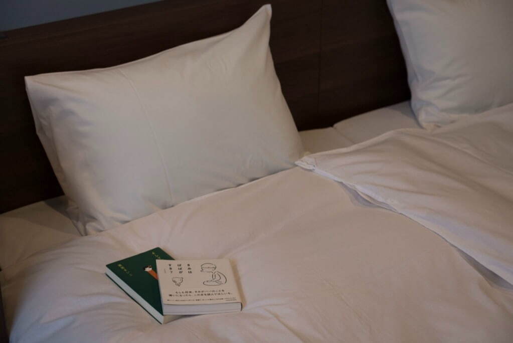 読書するために泊まるホテル「ブックホテル 京都九条」2,000冊の蔵書、幻想的なナイトライブラリーも｜写真3