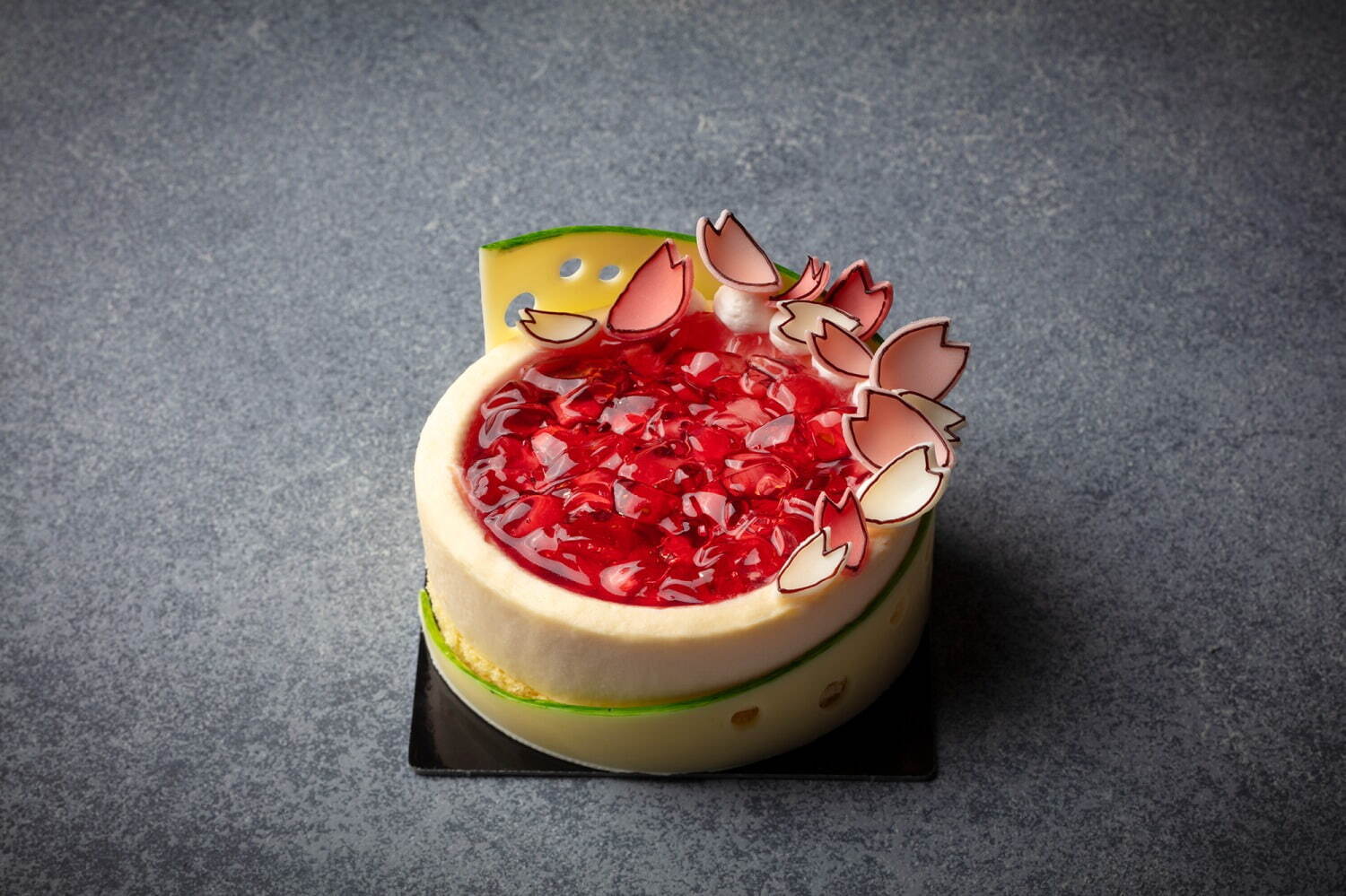 立体的な“2.5D”桜ケーキが軽井沢プリンスホテル ウエストで、チーズケーキ×みずみずしい苺ジュレ｜写真2