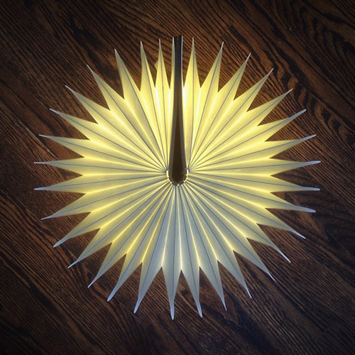 幻想的な光を放つ、本の形のランプ登場 - 充電式で持ち運びも｜写真3