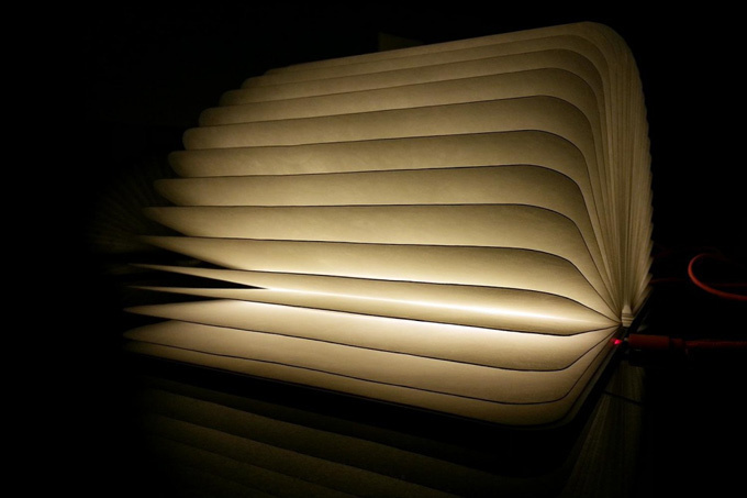 幻想的な光を放つ、本の形のランプ登場 - 充電式で持ち運びも｜写真5