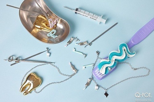 Q-pot.“歯医者さん”着想アクセサリー、ストロベリーの歯磨き粉型ピアス＆“歯”のネックレス