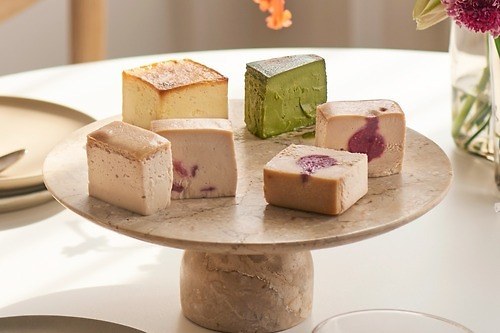 ミスターチーズケーキ24年母の日“バラ＆アールグレイ香る”チーズケーキ、甘く華やかな苺をイン