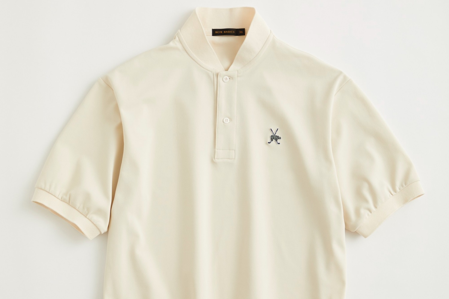ユナイテッドアローズ×サイベーシックスのゴルフウェア、“サイ”ロゴを配したポロシャツや撥水パンツ