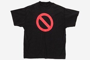 バレンシアガ“立入禁止標識”を配したTシャツ＆フーディ、ミュージシャン・BFRNDとコラボ