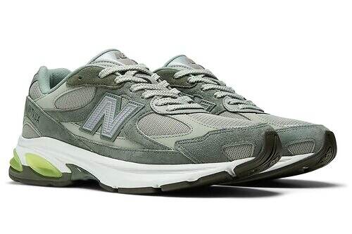 ニューバランス×ダブルタップスのスニーカー、“グレートーン”にネオンイエローの差し色