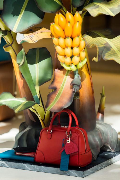 ロエベのXmasはトロピカル！旗艦店に“バナナツリー”、ギフトにぴったりの新作アイテムも展開中｜写真5