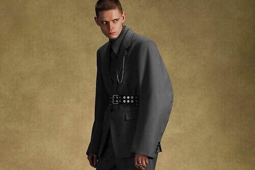 ジョン ローレンス サリバン25年秋冬ウェア、“軍服”着想アームのテーラードジャケット&ワイドパンツ