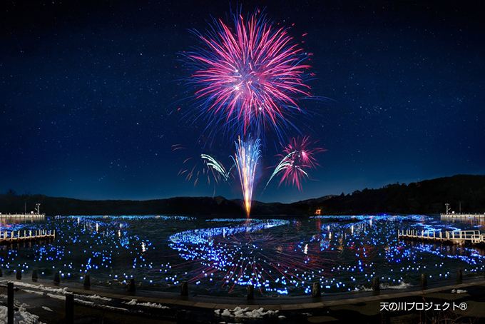 約1万2千個の光が湖に浮かぶ幻想的な花火大会 - 箱根・芦ノ湖で開催｜写真1