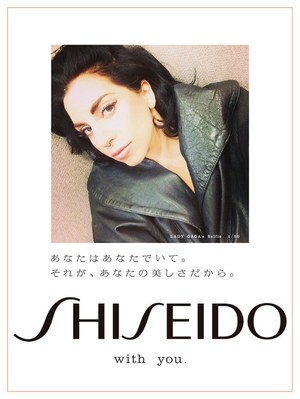 レディー・ガガのセルフィーが資生堂の新年広告に!50枚の自撮り写真が50紙の新聞を飾る|写真2