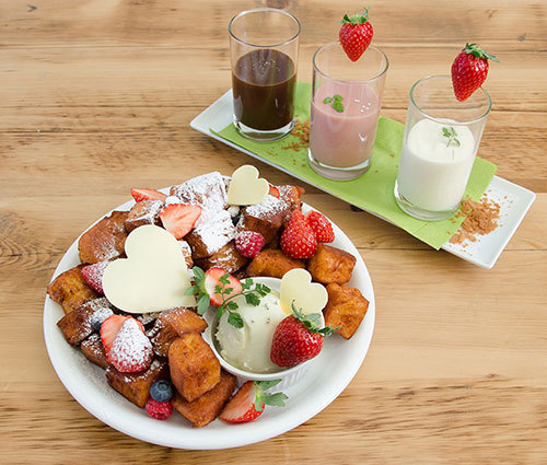 カフェ アクイーユのバレンタイン、3種のクリームを“つけて食べる”フォンデュ風パンケーキ｜写真1