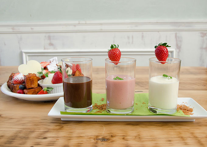 カフェ アクイーユのバレンタイン、3種のクリームを“つけて食べる”フォンデュ風パンケーキ｜写真2