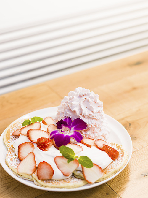 エッグスンシングスに日本上陸5周年の限定パンケーキ - 爽やかなイチゴとクリームチーズのハーモニー｜写真2