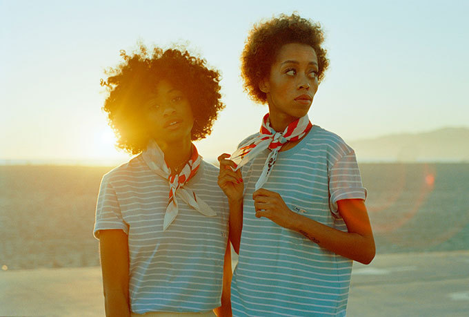 メゾン キツネ×米アーティストのキロ・キッシュ、赤・白・青を基調としたTシャツやスニーカー｜写真16