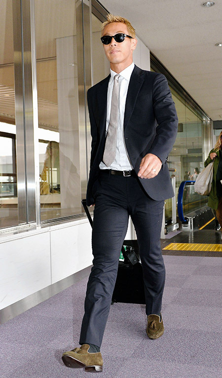 サッカー日本代表・本田圭佑がジョルジオ アルマーニのスーツで帰国 - 9/3の代表戦に向けて｜写真1