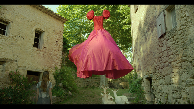 ミュウミュウのショートフィルムプロジェクト第10弾 - 深紅のボールドレスを14歳の少女がまとう｜写真1