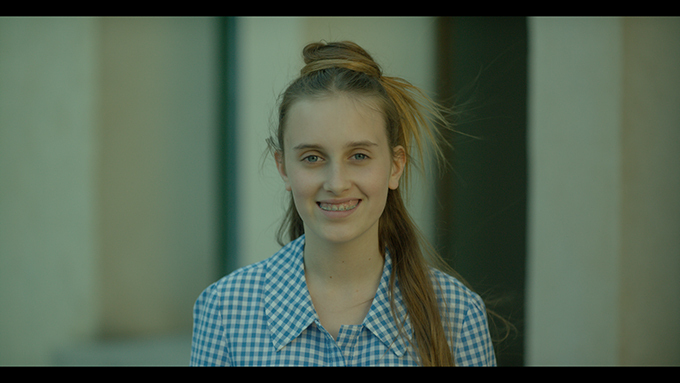 ミュウミュウのショートフィルムプロジェクト第10弾 - 深紅のボールドレスを14歳の少女がまとう｜写真2
