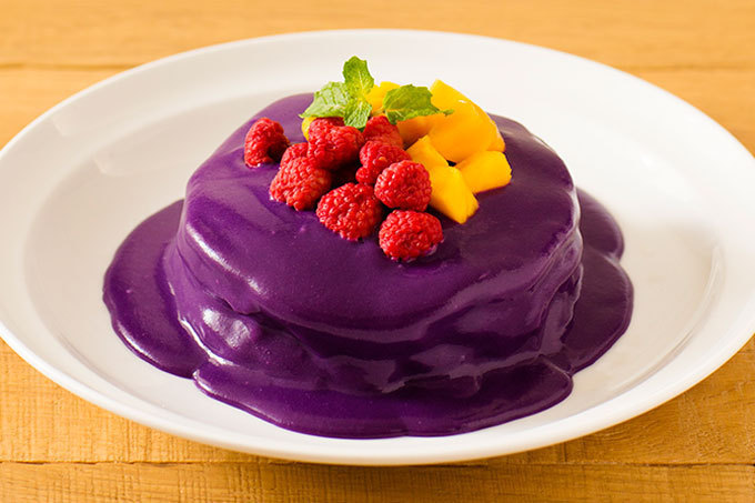 エッグスンシングスから限定パンケーキ - ハロウィンの怪しい雰囲気漂う紫色のソース｜写真1
