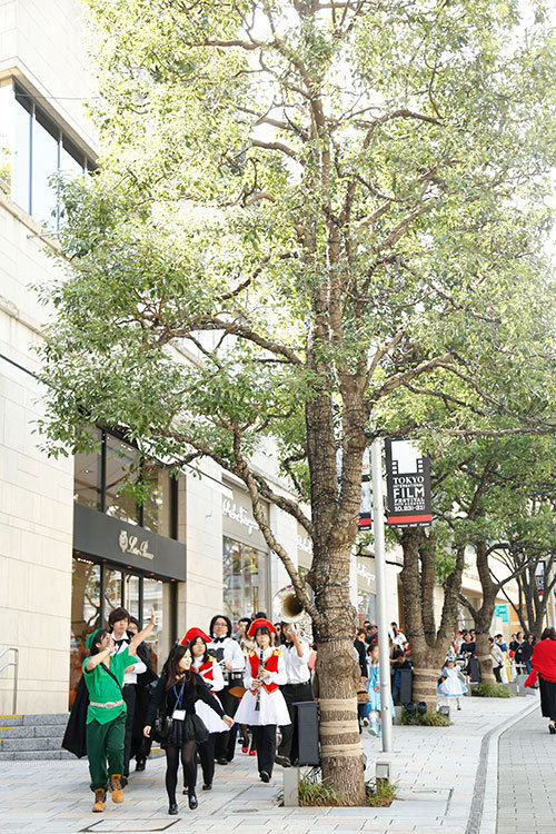 「六本木ヒルズ　ハロウィンパレード」が開催、“モンスター級”のボリューム満点メニューも展開｜写真3