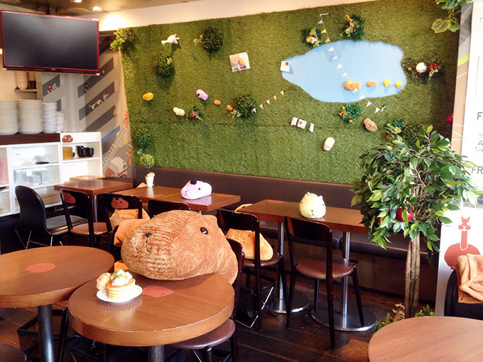 「カピバラさん」の10周年を記念したカフェが東京・北青山に - クリスマス限定メニューも｜写真2
