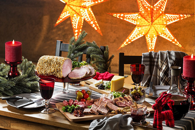 イケア、北欧クリスマスを味わう「ミートプレート」ワンコインで提供 - ハム食べ放題＆季節の料理｜写真1