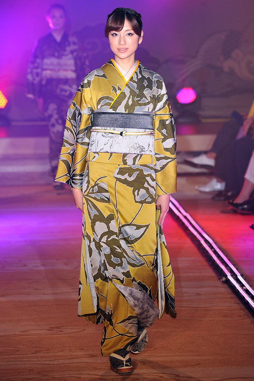 ストライプやデニムを使ったモダンなキモノスタイルを発表したJOTARO SAITO 2011-12年秋冬コレクション｜写真47