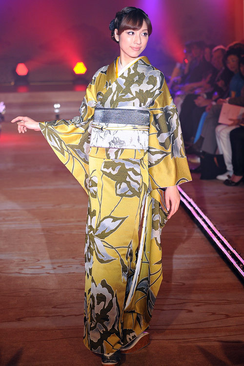 ストライプやデニムを使ったモダンなキモノスタイルを発表したJOTARO SAITO 2011-12年秋冬コレクション｜写真48