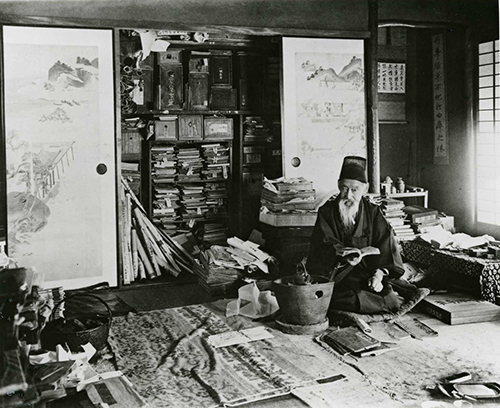 画室の富岡鉄斎70歳頃(写真)