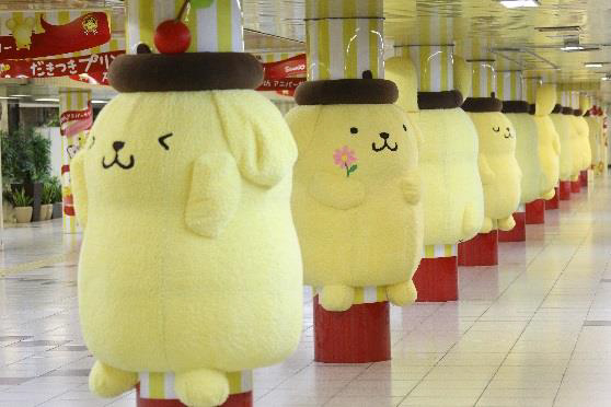 “だきつきプリン”新宿駅に登場 - ポムポムプリンがハグできる巨大ぬいぐるみに！｜写真1